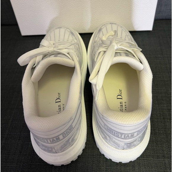 Walk’n Dior mesh Waterprint blue & white design 2021 resort collection - Picture 2 of 2